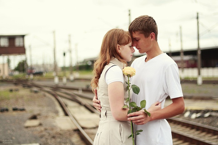 Мужчина встречает девушку. Встреча на перроне. Встреча на вокзале с цветами. Встреча на вокзале влюбленных. Прощание пары.
