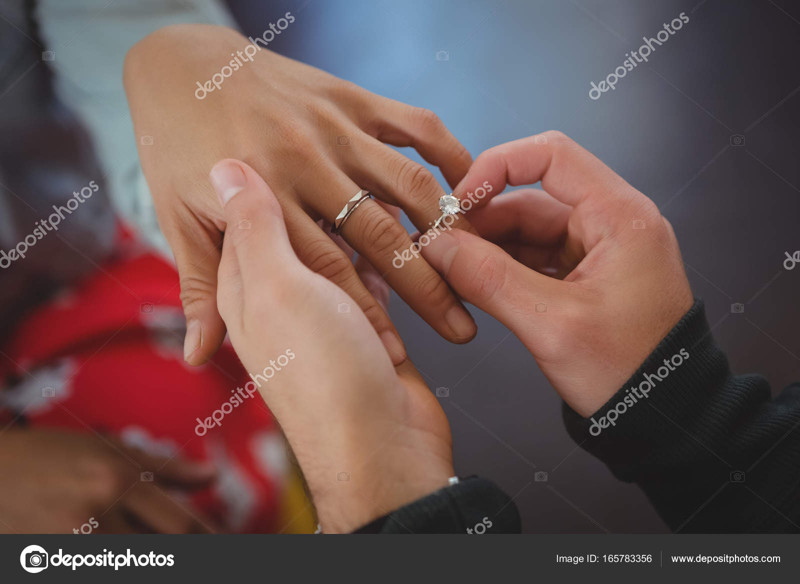 Одевание кольца на палец